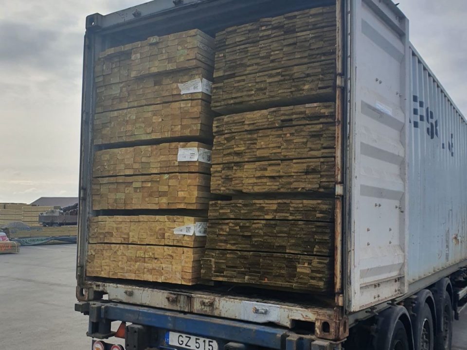 Konteinerių krovimo paslauga medienos impregnavimas